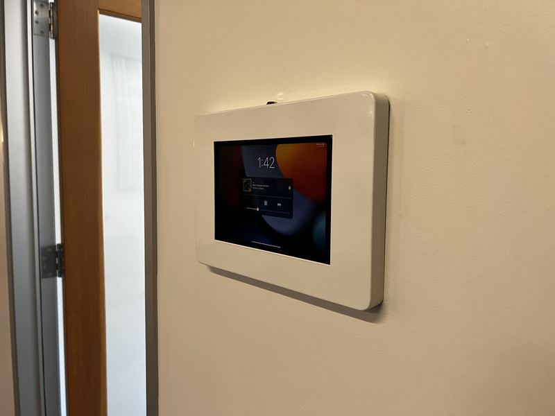 Flush wall-mounted display