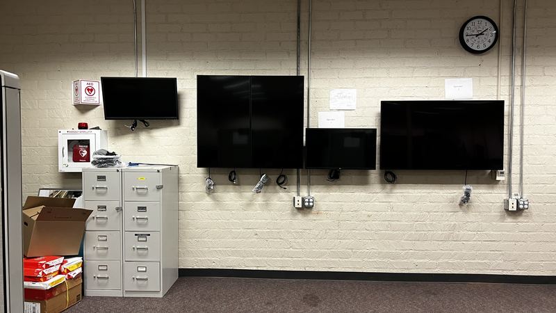 Multi-monitor display wall